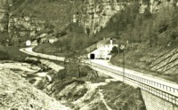 52) La ferrovia lungo la strada provinciale, appena a destra la storica locanda della Stanga, più in avanti si scorge la stazioncina omonima (Km 14.8 – 438 (1).JPG