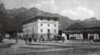 7) Bribano - Albergo Buzzatti nei primi decenni del secolo scorso. Oltre all'albergo , si vedono le rimesse dei Buzzatti e una delle prime corriere.jpg