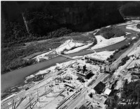 62a) Cantieri aperti alla stanga 1941 - Caricavano a mano vagoncini di un trenino con la sabbia del Cordevole..jpg