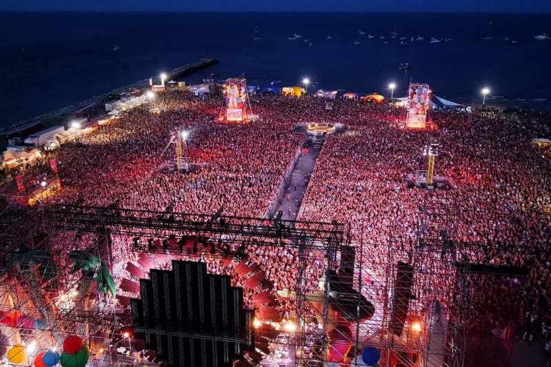 140) Ecco il grande pubblico (le stime parlavano di almeno ben 28.000 persone!) che assisteva al Jova Beach Party di Lorenzo Jovanotti Cherubini a Lido degli Estensi. Agosto 2019.19.jpg