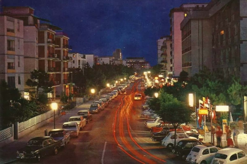 35e-Lido degli Estensi - Viale Giovanni Pascoli in veste serale anni '70..jpg