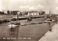 72b-Anni '60 Lido degli Estensi (FE) L'ora della pesca - Sulla sx la Lega Navale.jpg