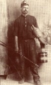 03-Cadorin Evaristo emigrante di S. Gregorio, pronto per scender nella miniera in un cantiere dell'Argentina (anni 20).jpg