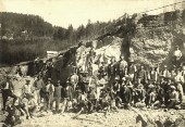 08-Cantiere stradale in Svizzera. Nel gruppo di sterratori operai di S. Gregorio nelle Alpi. 1907..jpg