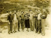 09-Primo da sinistra me pare Vito scot, al centro me zio Camilo, Nani dei chechi, Fiori, Corrado maorin.jpg