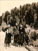 10-Vito Scot(me pare) primo da sinistra con la fisarmonica, Chechi Tonet, Nino Benedet e Emilio maorin.jpg