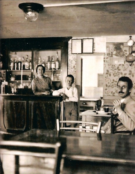 01-Interno del bar Alpino. Da sinistra Bissacot Clelia, figlio Vieceli Aldo e Dalle Grave Antonio -BOCETO-  (anni 20).jpg