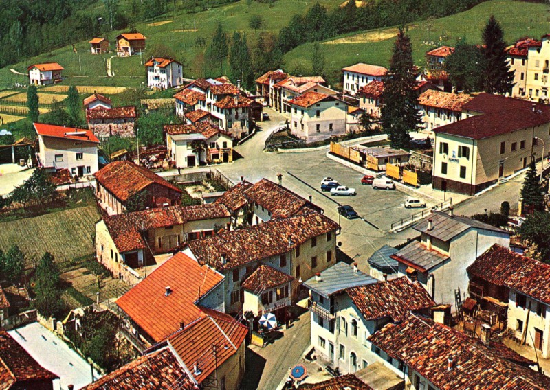 6) La vecchia piazza del municipio di Cesiomaggiore, si intravvede il -BAR LOCANDA- dalla Carmen.jpg