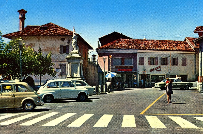 13a) Quello in camicia bianca con le mani ai fianchi è REMO PARTUT.,la bambina col fratellino in braccio è Luana Casagrande con sergio...sulla porta del tavernetta c'è la vittoria.jpg