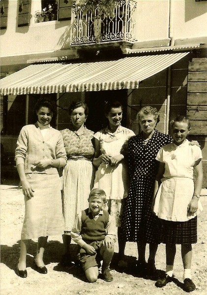 04-La Cilia davanti alla storica trattoria di fronte al bar alpino.jpg