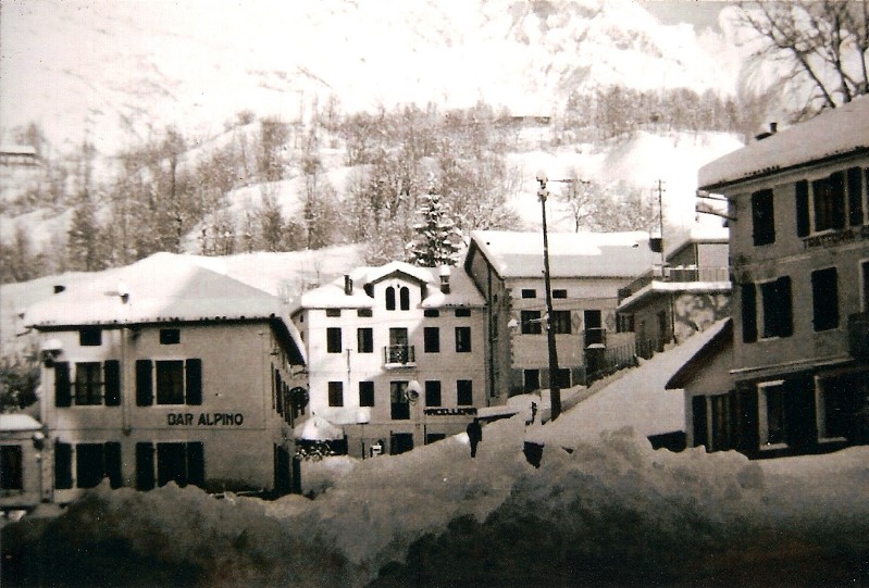 05-La piazza di San Gregorio nelle Alpi con la neve. Primi anni ’60. (2).jpg
