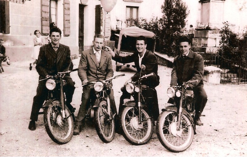 07-Giovani di San Gregorio davanti all'osteria nel '54.jpg