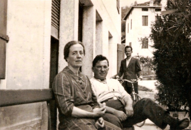 08-La Clelia davanti al bar alpino.jpg
