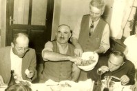 11-In trattoria Battista Paganiin, Jiio Roni, Bepi parigi e don Evaristo che mangia di gusto.jpg