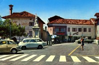 13a) Quello in camicia bianca con le mani ai fianchi è REMO PARTUT.,la bambina col fratellino in braccio è Luana Casagrande con sergio...sulla porta del tavernetta c'è la vittoria.jpg