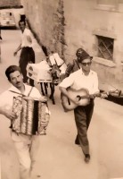 21) Duo fisarmonica-chitarra con il personaggio Remo Partut di Cesiomaggiore con il somarello nella frazione di Soranzen..jpg