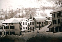 05-La piazza di San Gregorio nelle Alpi con la neve. Primi anni ’60. (2).jpg