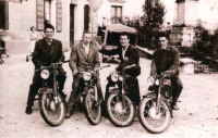 07-Giovani di San Gregorio davanti all'osteria nel '54.jpg