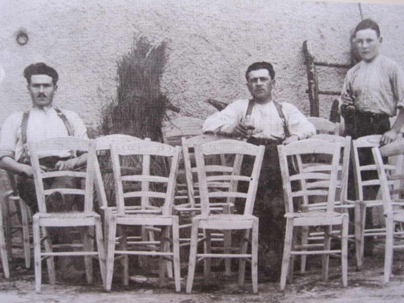 54-Paolo Argenta (a sinistra), 1906-1930 di San Gregorio nelle Alpi al lavoro in Francia con un altro caregheta e un gabùro. Metà degli anni '20.jpg