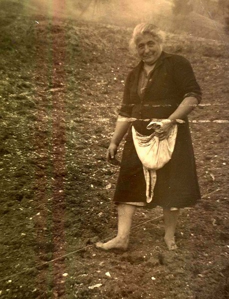 72-Lovatel Giovanna (nana scot) mamma di 9 figli, quando nel cortile dei Scot abitavano una ventina di persone, anni '50..jpg