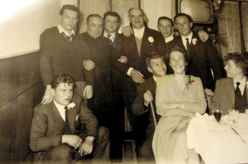 87) Anni ’60-Matrimonio di Elio Savaris-Da sx in Piedi Giuseppe Balest, Don Evaristo Viel, Massimo Argenta, Giovanni Casanova, Dario Marchioro, Oreste Centeleghe, Silvio Argenta.jpg