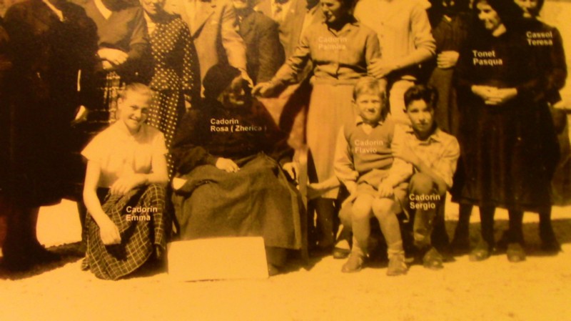 94) Anni '50 - Familiari ed amiche della Rosa Cadorin (Rosa Herika), in occasione della festa per i suoi 100 anni..jpg