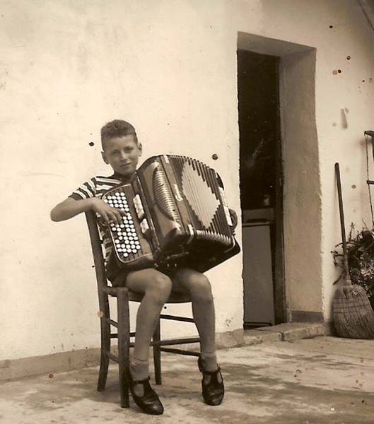 07-Ciano e l'armonica. Roncoi 1960.jpg