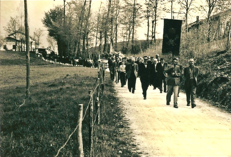 09f-Il paese di Roncoi accompagna una delle tante vittime di incidenti avvenuti nei cantieri all'estero, inizio anni '60, appena dopo Wilmo..jpg