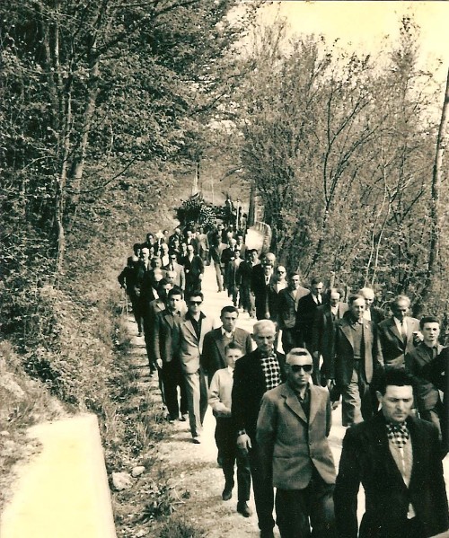 09h-Il paese di Roncoi accompagna una delle tante vittime di incidenti avvenuti nei cantieri all'estero, inizio anni '60, di fianco alla cava..jpg