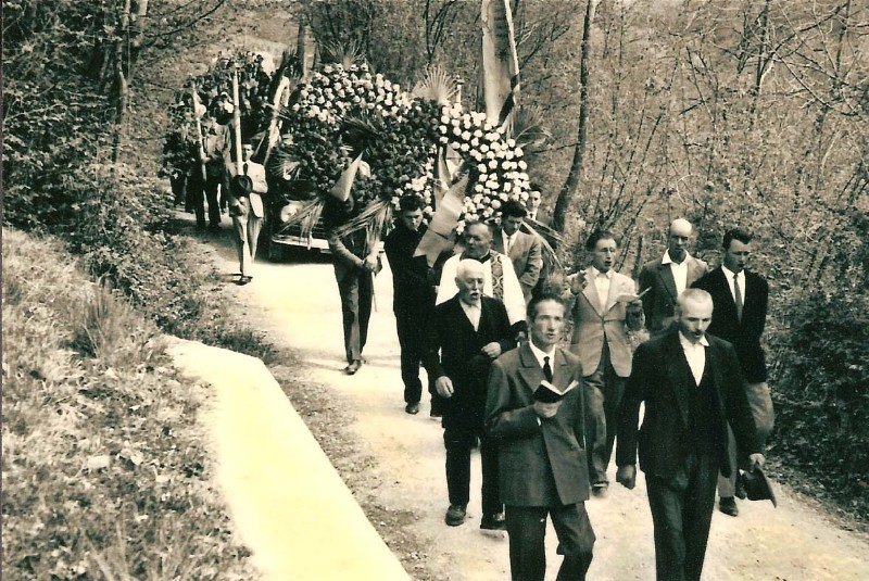 09l-Il paese di Roncoi accompagna una delle tante vittime di incidenti avvenuti nei cantieri all'estero, inizio anni '60, di fianco alla cava..jpg