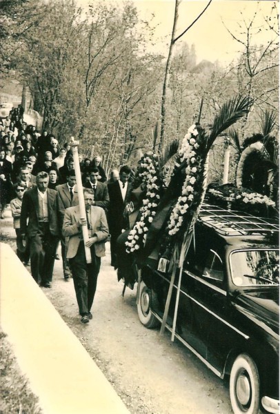 09m-Il paese di Roncoi accompagna una delle tante vittime di incidenti avvenuti nei cantieri all'estero, inizio anni '60, di fianco alla cava..jpg