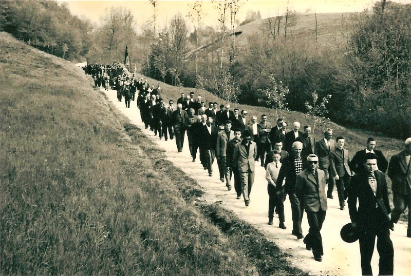 09n-Il paese di Roncoi accompagna una delle tante vittime di incidenti avvenuti nei cantieri all'estero, inizio anni '60, passato la cava..jpg