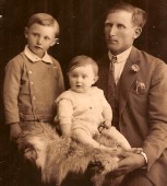 23-Paolo Ceneteghe con i figli Dario(Darione) e Anna, fratello dell'Angelina parigi.jpg