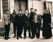 46-Giovani de Roncoi con don Evaristo, da sn Gelindo Carazzi, Aldo Fregona, Arduino Casanova, Renzo Cassol(scevenuh) e Mario Argenta. Piazza di San Gregorio primi anni '60.jpg