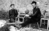 53b-Argenta Alfonso e compaesano di San Gregorio nelle Alpi alle prese con la càora. La Gironde(Francia),1930.jpg