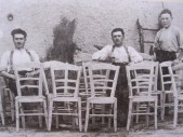 54-Paolo Argenta (a sinistra), 1906-1930 di San Gregorio nelle Alpi al lavoro in Francia con un altro caregheta e un gabùro. Metà degli anni '20.jpg