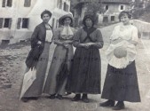 69-Piazza S.Gregorio 1900-Da ds la 2a, mamma di Bepi e Toni (boceto) poi la nonna Marchioro Giovanna sposata con Bepi boceto..jpg