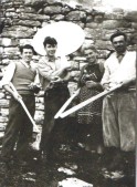 75-Romano Cassol. Giuseppe Cassol(Bepi de Carlo), la Lisa de Nane e Giulio Tonet che si preparano a fare la polenta sulle ERE, primi anni '60..jpg