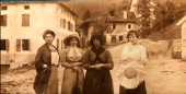95) La piazza di San Gregorio agli albori del 1900 - da dx la 2a è la bisnonna di Claudia sposata Dalle Grave e mamma di Giuseppe e Toni (boceto) poi....jpg