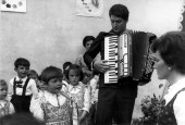 04-Franco barbier alla fisarmonica, la maestra dell'asilo e i bambini che cantano. San Gregorio nelle Alpi, pimi anni sessanta..jpg