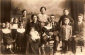 16-Gregorio Centeleghe (gorio dei bini) padre di Aldo, Oreste, Ilario, Attilio, Dina, Lina e Selina, i figli maschi tutti suonatori di fisarmonica (il bambino piccolo é Oreste).jpg