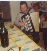 40-Gino mezzomo suona la fisarmonica su dai Scot anni '70.jpg