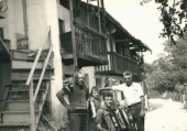 47-da sn me pare Vito, Ciano(mi), zio Toni alla fisarmonica e zio Camillo - anno 1957.jpg
