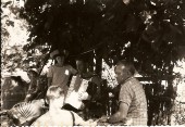 55-Toni e Ciano con la fisarmonica, sulla ds me pare Vito e alla sn la Dora..jpg