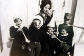 18-Scuole elementari di RONCOI anno 1963, la classe terza in maschera. Da sn in basso Paola, Gabriella e Norma..JPG