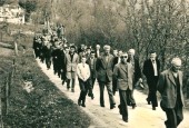 09c-Il paese di Roncoi accompagna una delle tante vittime di incidenti avvenuti nei cantieri all'estero, inizio anni '60, davanti ai Centeleghe..jpg