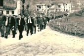 09d-Il paese di Roncoi accompagna una delle tante vittime di incidenti avvenuti nei cantieri all'estero, inizio anni '60, davanti ai Herik..jpg