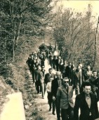09h-Il paese di Roncoi accompagna una delle tante vittime di incidenti avvenuti nei cantieri all'estero, inizio anni '60, di fianco alla cava..jpg