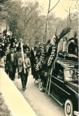 09m-Il paese di Roncoi accompagna una delle tante vittime di incidenti avvenuti nei cantieri all'estero, inizio anni '60, di fianco alla cava..jpg