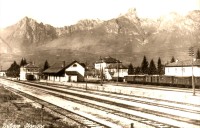 15t) Stazione di Bribano - i primi binari sono Feltre Belluno la linea Bribano Agordo è l'ultima dove ci sono i vagoni la stazione dietro i vagoni..jpg